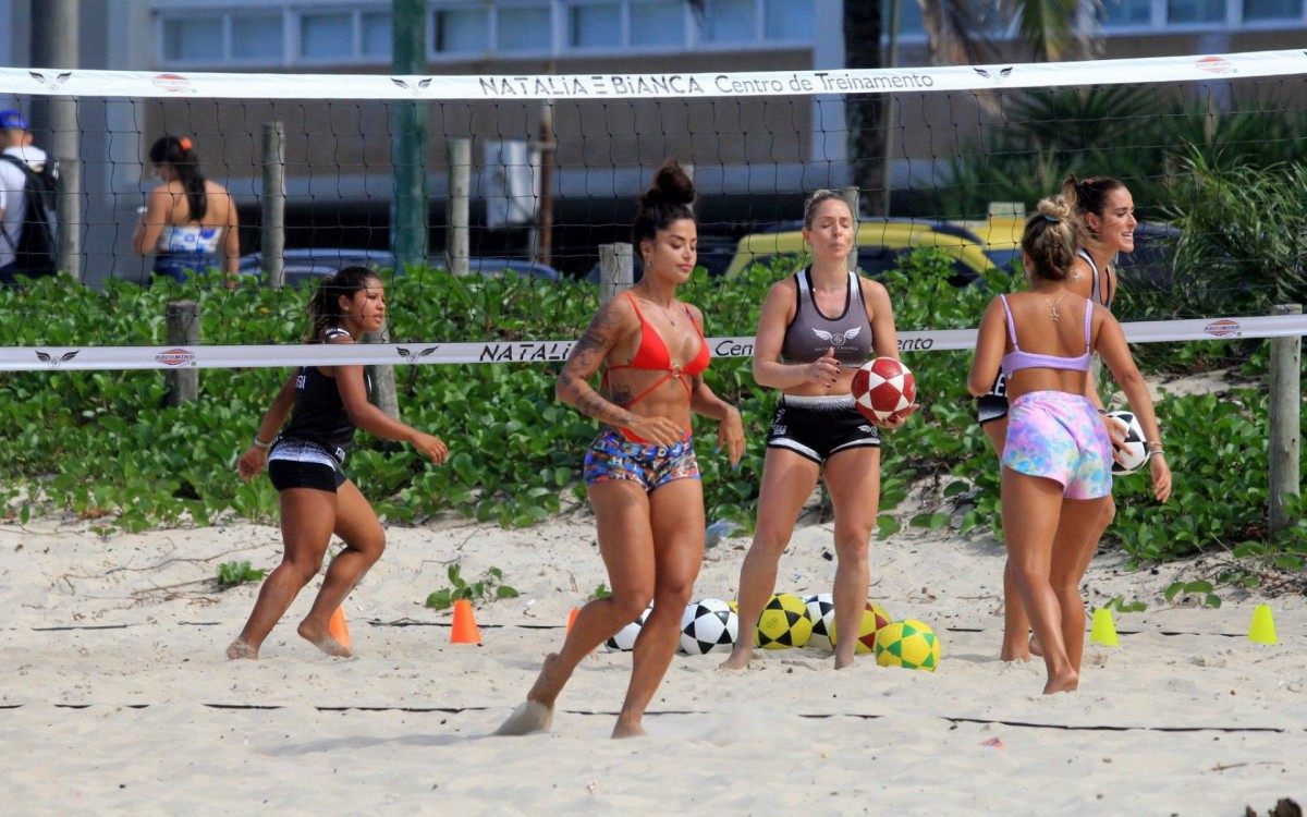 Aline Riscado e Carol Portaluppi treinam futev&ocirc;lei na Praia de Ipanema, na Zona Sul do Rio