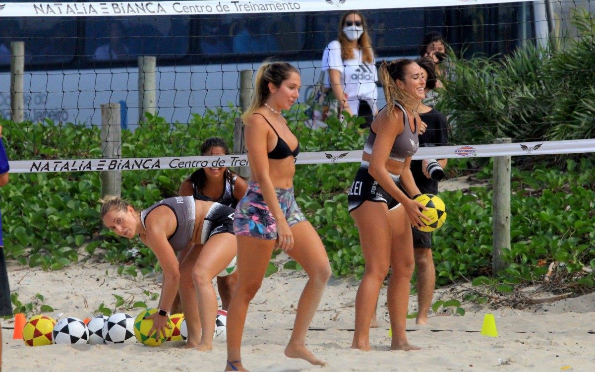 Aline Riscado e Carol Portaluppi treinam futev&ocirc;lei na Praia de Ipanema, na Zona Sul do Rio
