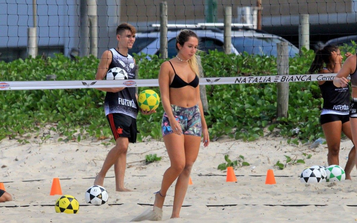 Aline Riscado e Carol Portaluppi treinam futev&ocirc;lei na Praia de Ipanema, na Zona Sul do Rio