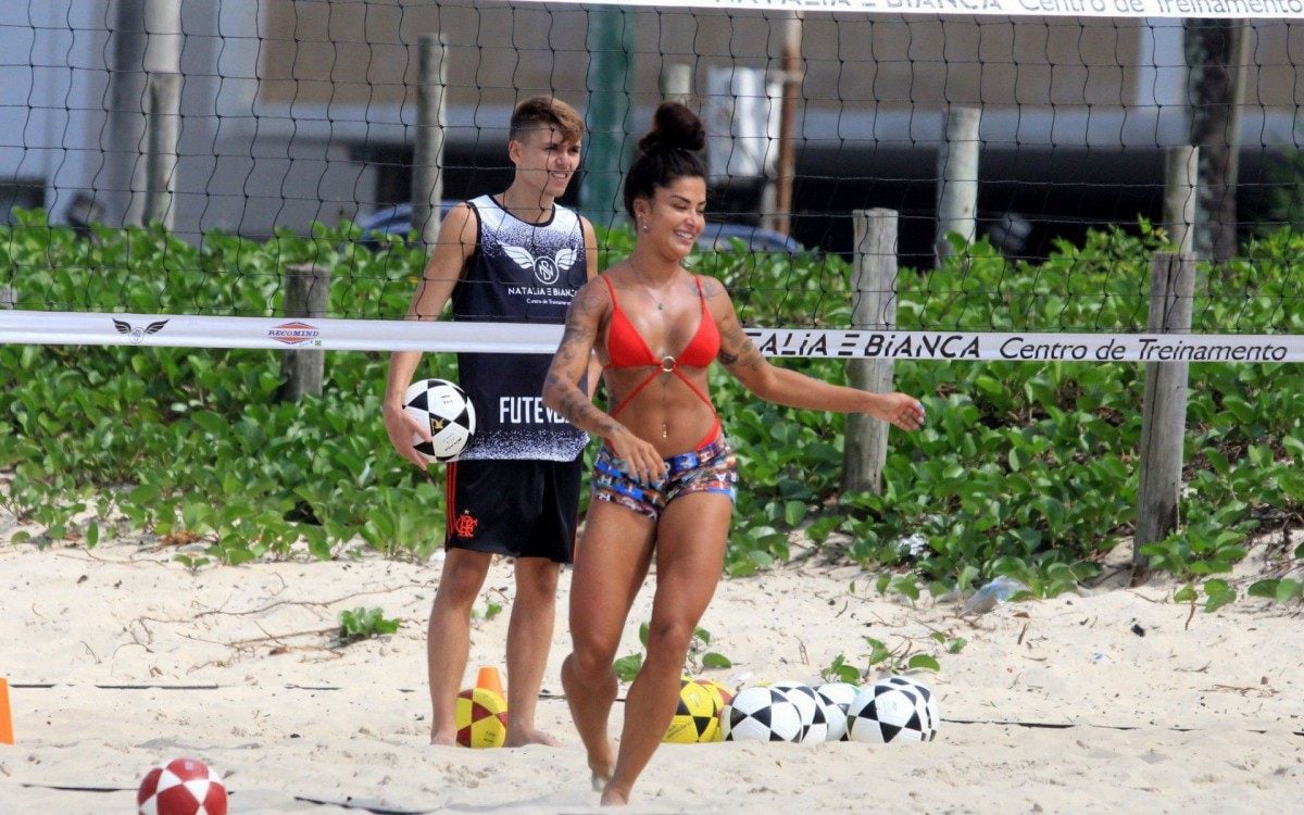Aline Riscado e Carol Portaluppi treinam futev&ocirc;lei na Praia de Ipanema, na Zona Sul do Rio - Ag. News