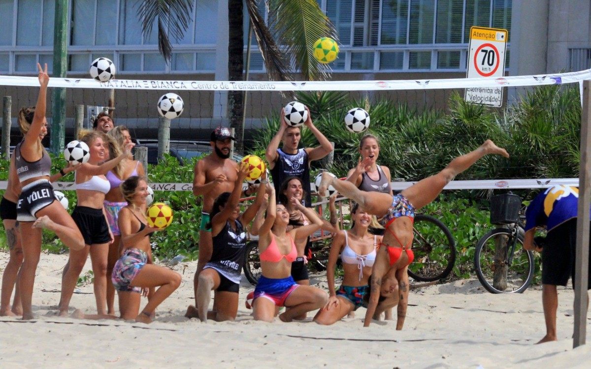 Aline Riscado e Carol Portaluppi treinam futev&ocirc;lei na Praia de Ipanema, na Zona Sul do Rio