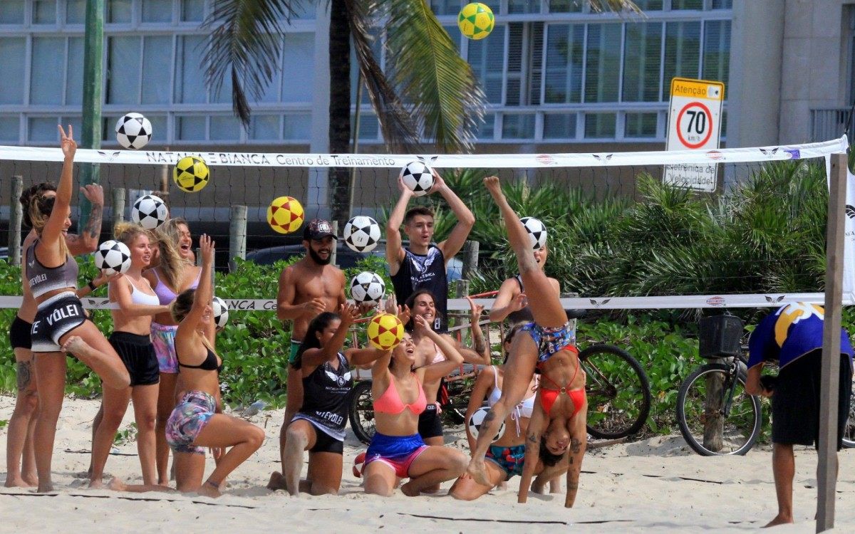 Aline Riscado e Carol Portaluppi treinam futev&ocirc;lei na Praia de Ipanema, na Zona Sul do Rio