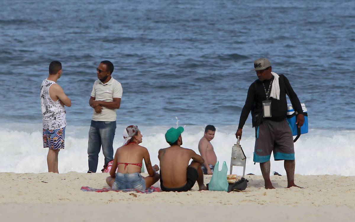 Rio de Janeiro 11/03/2021 - Os vendedores est&atilde;o aliviados com a permiss&atilde;o para voltarem &agrave; ativa amanh&atilde; at&eacute; 17h. Apesar do decreto, nas praias da Zona Sul muitos continuaram trabalhando nas areias e no cal&ccedil;ad&atilde;o. Foto: Luciano Belford/Agencia O Dia