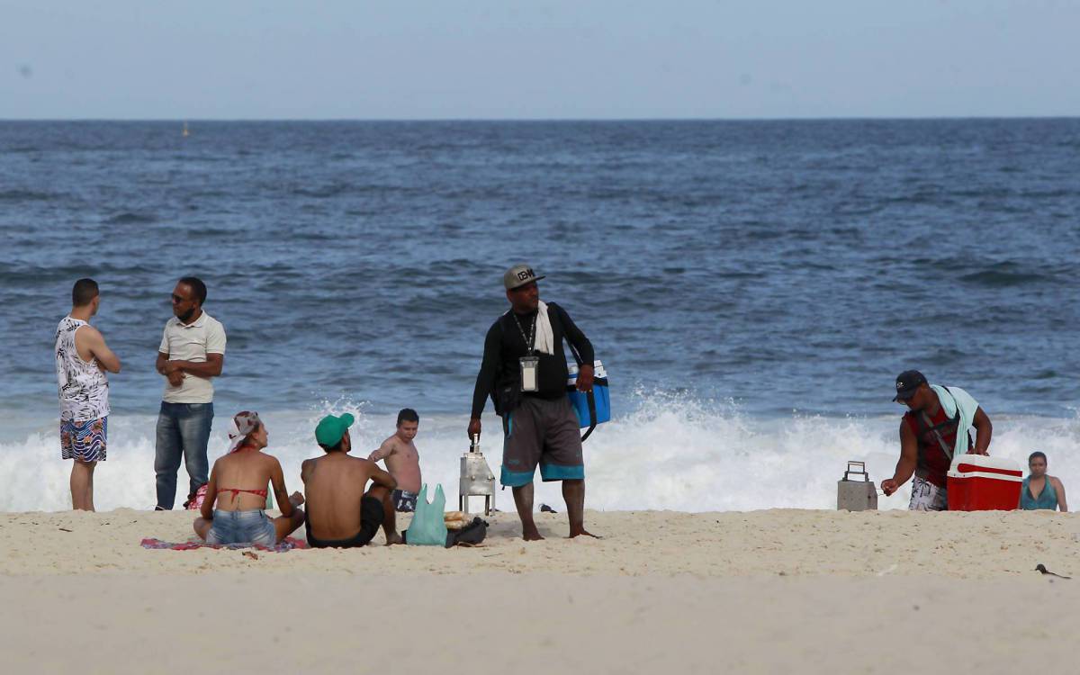 Rio de Janeiro 11/03/2021 - Os vendedores est&atilde;o aliviados com a permiss&atilde;o para voltarem &agrave; ativa amanh&atilde; at&eacute; 17h. Apesar do decreto, nas praias da Zona Sul muitos continuaram trabalhando nas areias e no cal&ccedil;ad&atilde;o. Foto: Luciano Belford/Agencia O Dia