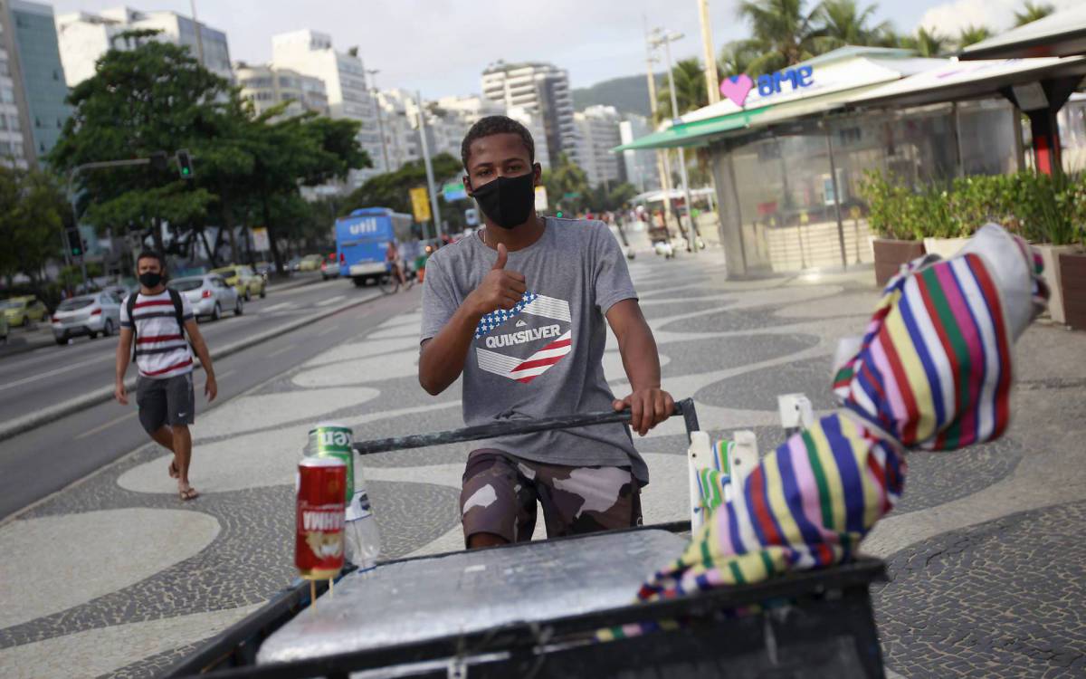 Rio de Janeiro 11/03/2021 - Os vendedores est&atilde;o aliviados com a permiss&atilde;o para voltarem &agrave; ativa amanh&atilde; at&eacute; 17h. Apesar do decreto, nas praias da Zona Sul muitos continuaram trabalhando nas areias e no cal&ccedil;ad&atilde;o. Na foto acima o vendedor Lucas Gon&ccedil;alves. Foto: Luciano Belford/Agencia O Dia