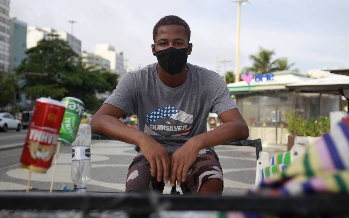 Rio de Janeiro 11/03/2021 - Os vendedores est&atilde;o aliviados com a permiss&atilde;o para voltarem &agrave; ativa amanh&atilde; at&eacute; 17h. Apesar do decreto, nas praias da Zona Sul muitos continuaram trabalhando nas areias e no cal&ccedil;ad&atilde;o. Na foto acima o vendedor Lucas Gon&ccedil;alves. Foto: Luciano Belford/Agencia O Dia
