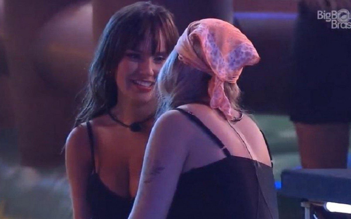 Thais reclama com Viih Tube, que deixou Fiuk entrar no banheiro depois dela