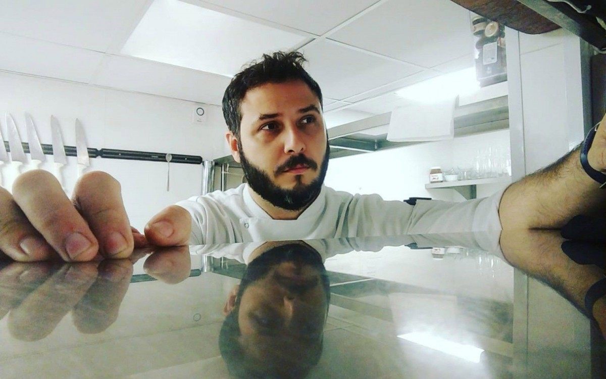 Ap&oacute;s ter tem contrato rescindido por conta da pandemia chef inova com delivery de comida portuguesa