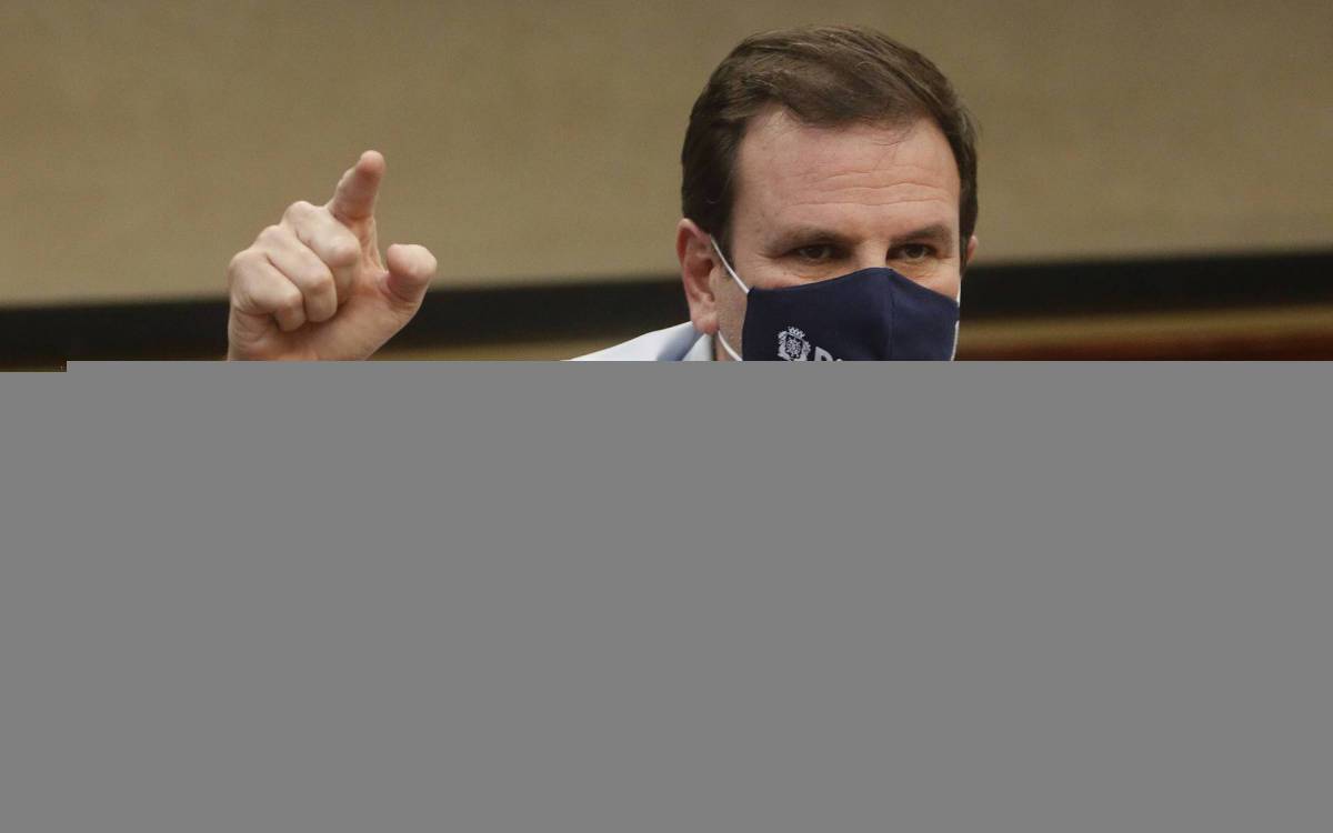 Geral - coletiva de imprensa, no COR, na Cidade Nova, centro do Rio, para anunciar novas medidas restritivas na cidade do Rio. Setores terao horarios diferentes de entrada e saida. Bares e restaurantes tem horario ampliado e comercio na orla e liberado. Na foto, prefeito Eduardo Paes.