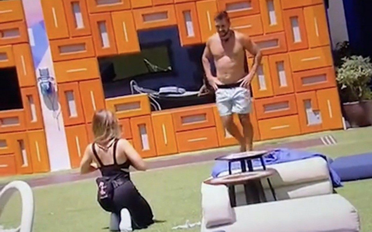 Atriz se declara para Arthur assim que volta para a casa