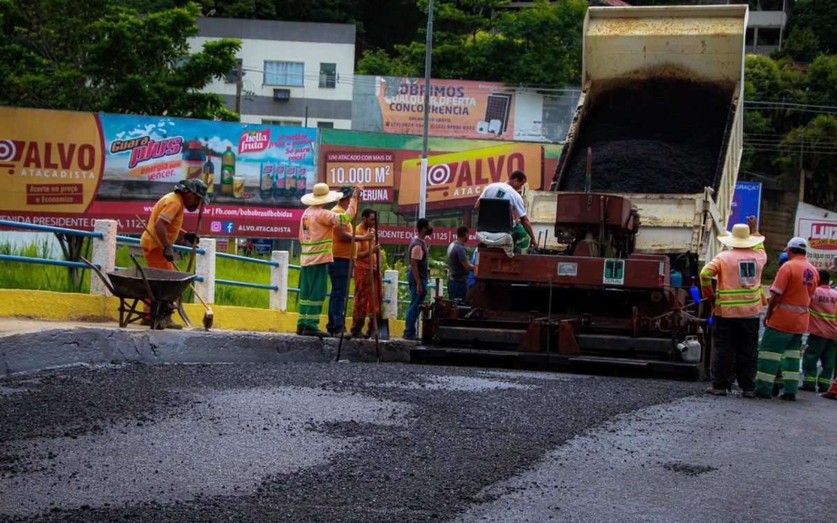 Prefeitura de Itaperuna asfalta "Ponte do Claud&atilde;o".