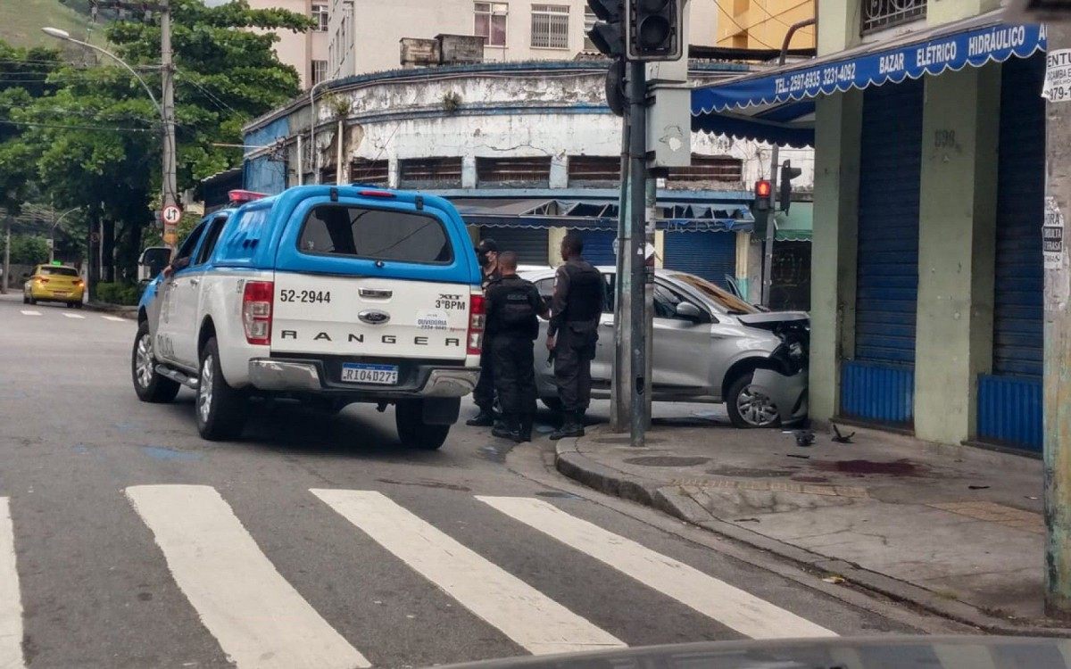 Suspeito &eacute; baleado ap&oacute;s tiroteio e persegui&ccedil;&atilde;o nas ruas do M&eacute;ier, na Zona Norte do Rio
