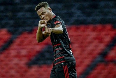 Flamengo e Genk alinham acordo por Rodrigo Muniz; Rubro-Negro conversa com Desportivo Brasil por divisão de direitos econômicos