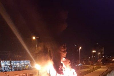 Ônibus do BRT pega fogo próxima à estação de Campinho