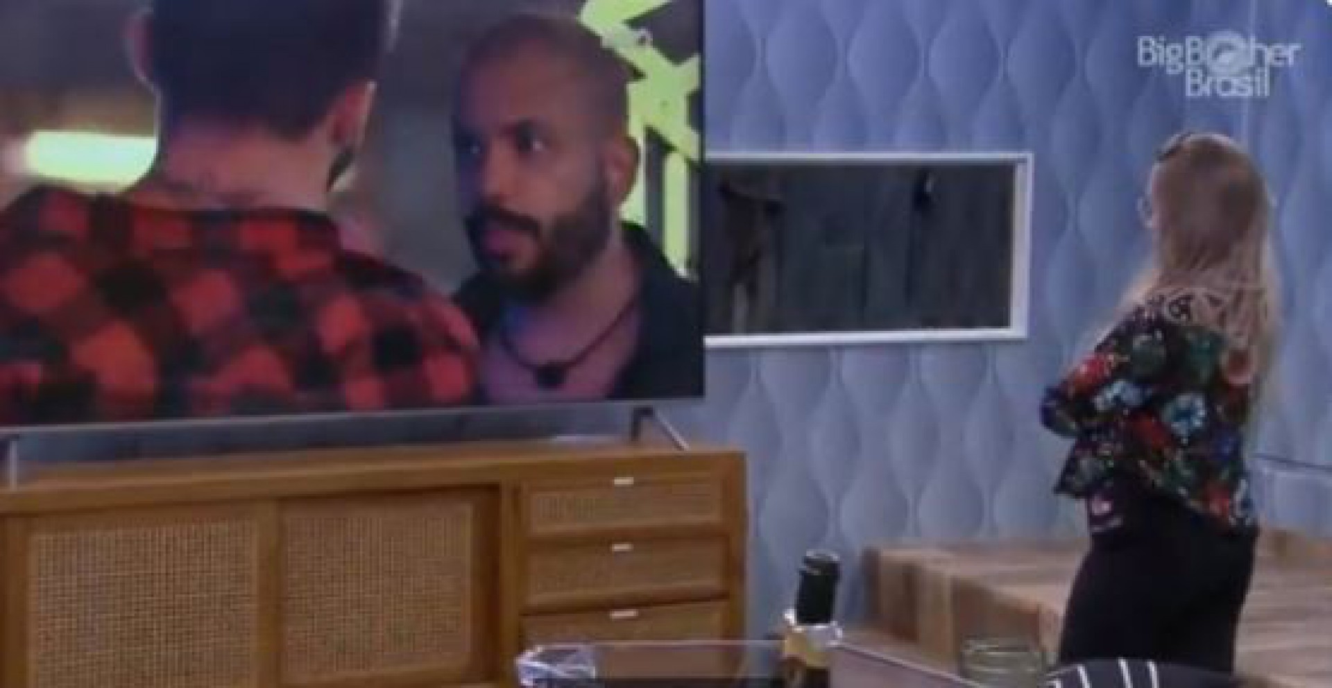 Carla ouve Projota falar mal dela - Reprodução