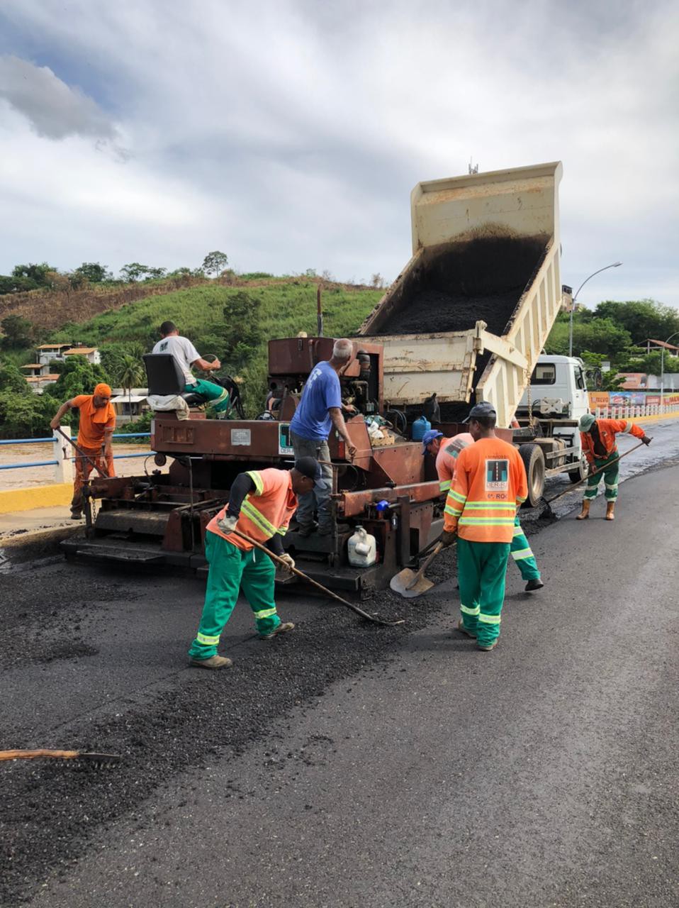 Recapeamento na Ponte do Claud&atilde;o, em Itaperuna, antiga reivindica&ccedil;&atilde;o atendida . - Foto: divulga&ccedil;&atilde;o