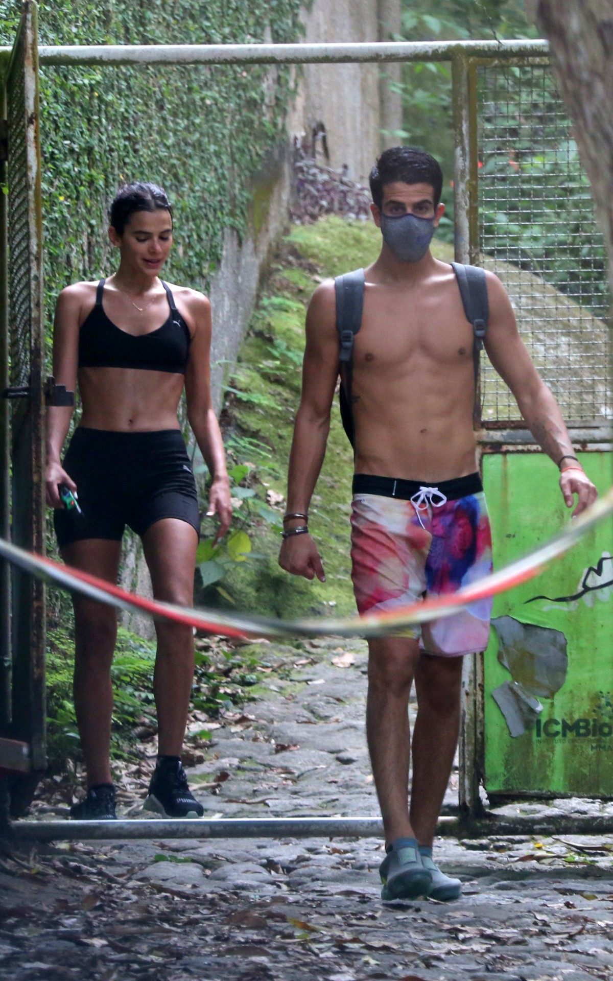 Bruna Marquezine e Enzo Celulari fazem trilha juntos