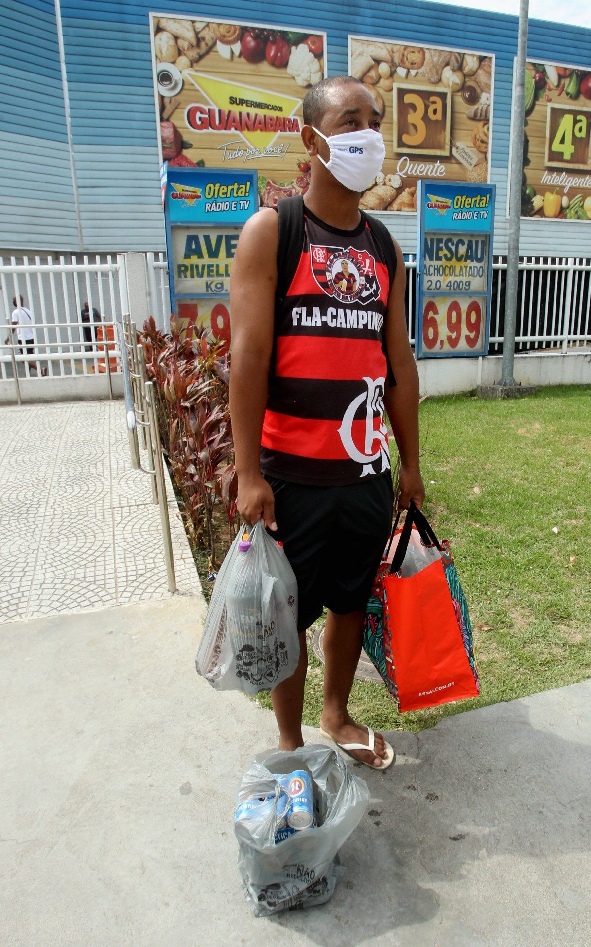 Pre&ccedil;os altos nos mercados. Na foto, o porteiro, Rafael da Silva Iza&iacute;as.