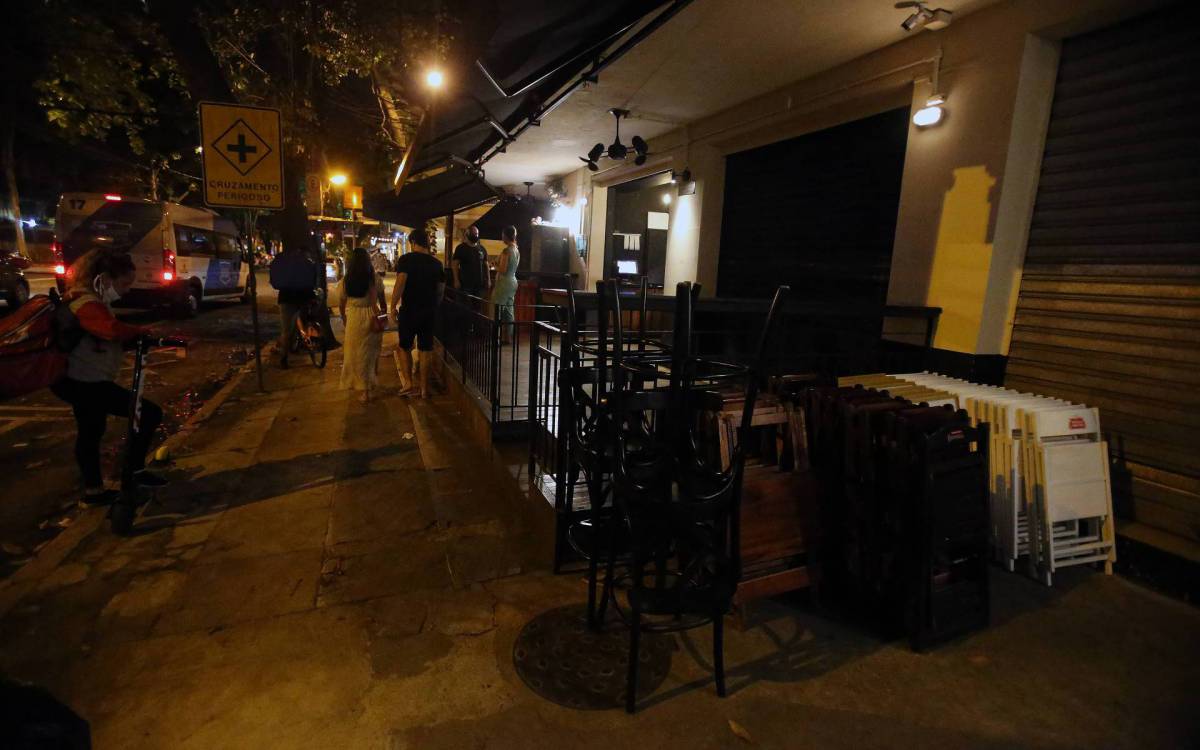 Bares no Leblon fechando as 21 horas conforme o novo decreto do Prefeito Eduardo Paes.