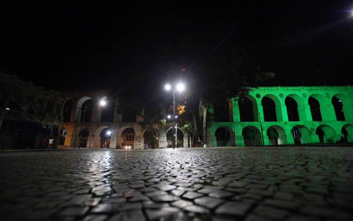 Lapa vazia, bares fechados. O hor&aacute;rio da foto foi as 23 horas . Conforme o novo decreto do Prefeito Eduardo Paes para frear o aumento de casos de Covid no Rio, foi decretato que os bares, restaurantes, quiosques, precisam fechar as 21 horas.