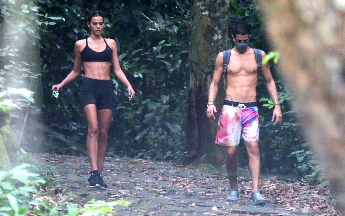 Bruna Marquezine e Enzo Celulari fazem trilha juntos