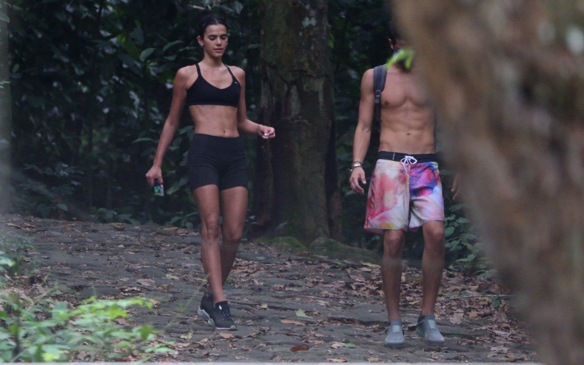 Bruna Marquezine e Enzo Celulari fazem trilha juntos