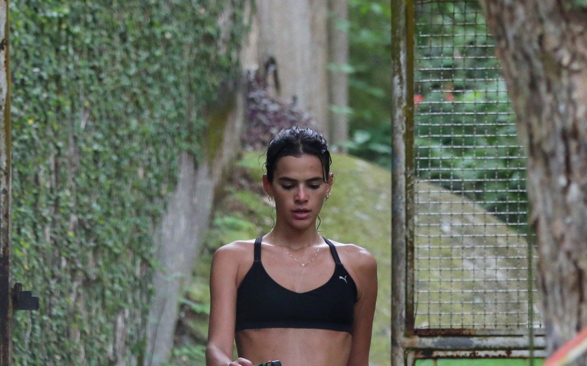 Bruna Marquezine e Enzo Celulari fazem trilha juntos