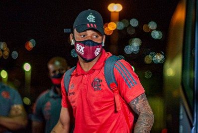 Ex-jogador do Flamengo se destaca em líder do Brasileiro e torcedores detonam dirigentes