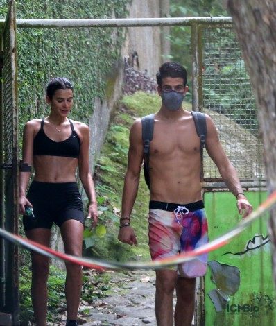 Bruna Marquezine e Enzo Celulari fazem trilha juntos - André Freitas / Ag. News