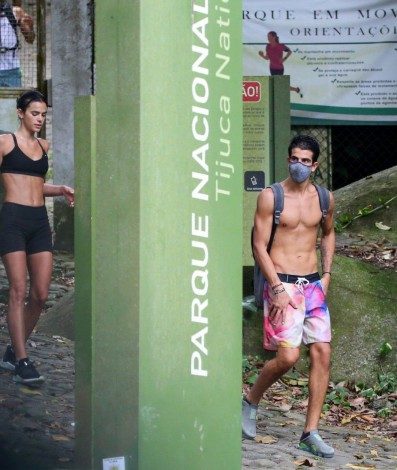 Bruna Marquezine e Enzo Celulari fazem trilha juntos - André Freitas / Ag. News