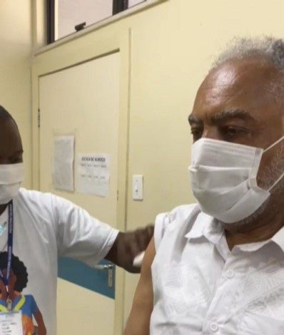 Gilberto Gil toma a vacina contra a Covid-19 - reprodução de vídeo