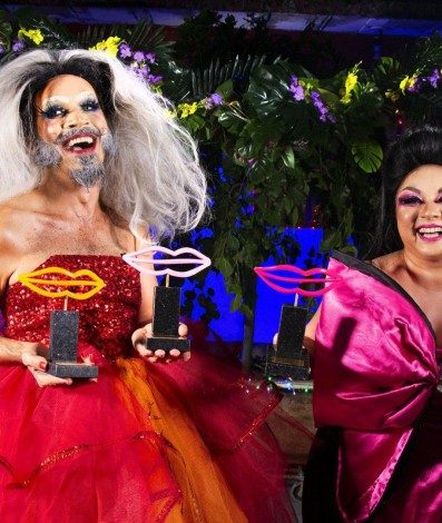 Mcs Maybe Love e Palloma Maremoto com os troféus - Divulgação