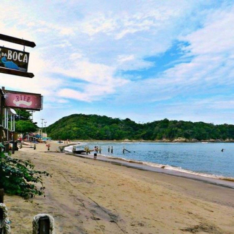 A Praia da Boca da Barra, em Rio das Ostras, &eacute; pr&oacute;pria para crian&ccedil;as e conta com infraestrutura de quiosques e restaurantes