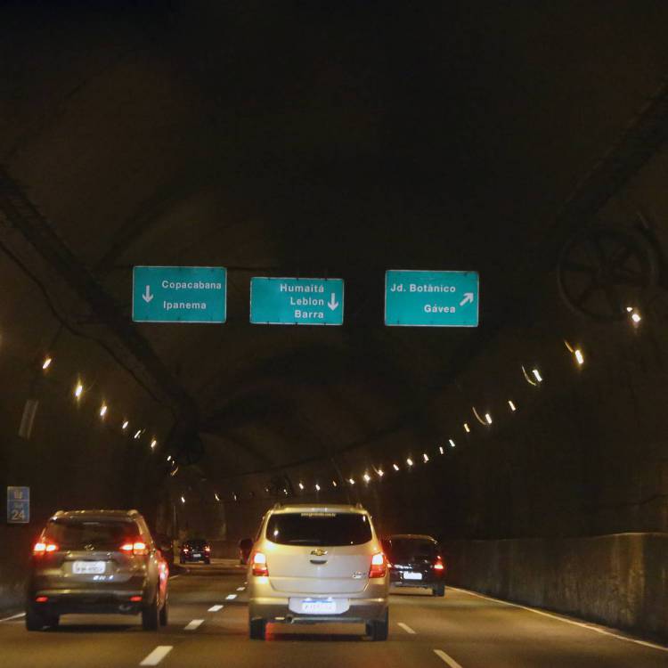 Tunel Rebou&ccedil;as sentido Zona Sul. Copacabana, Ipanema, Huma&iacute;ta, Leblon, Barra, Jardim Bot&acirc;nico, G&aacute;vea