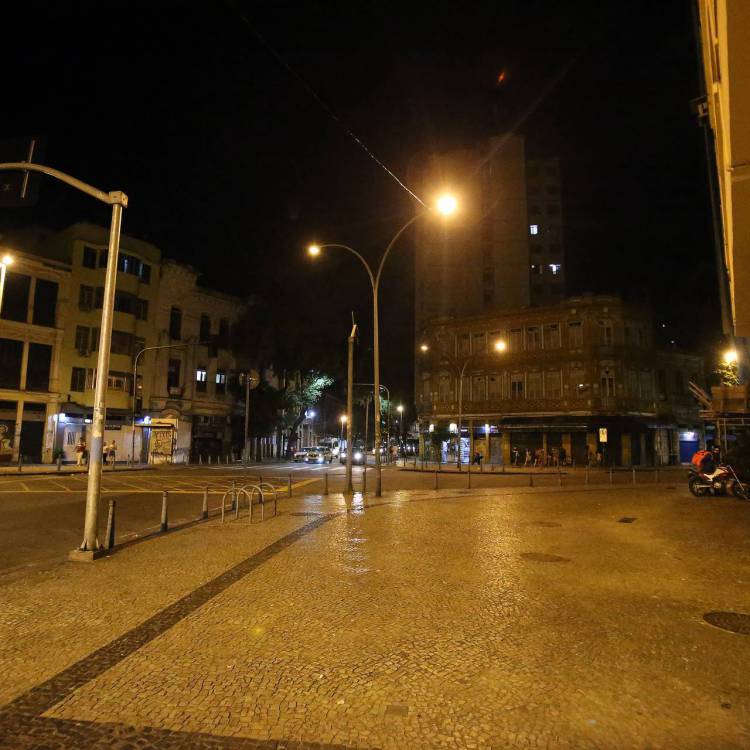 Lapa vazia, bares fechados. O hor&aacute;rio da foto foi as 23 horas . Conforme o novo decreto do Prefeito Eduardo Paes para frear o aumento de casos de Covid no Rio, foi decretato que os bares, restaurantes, quiosques, precisam fechar as 21 horas.