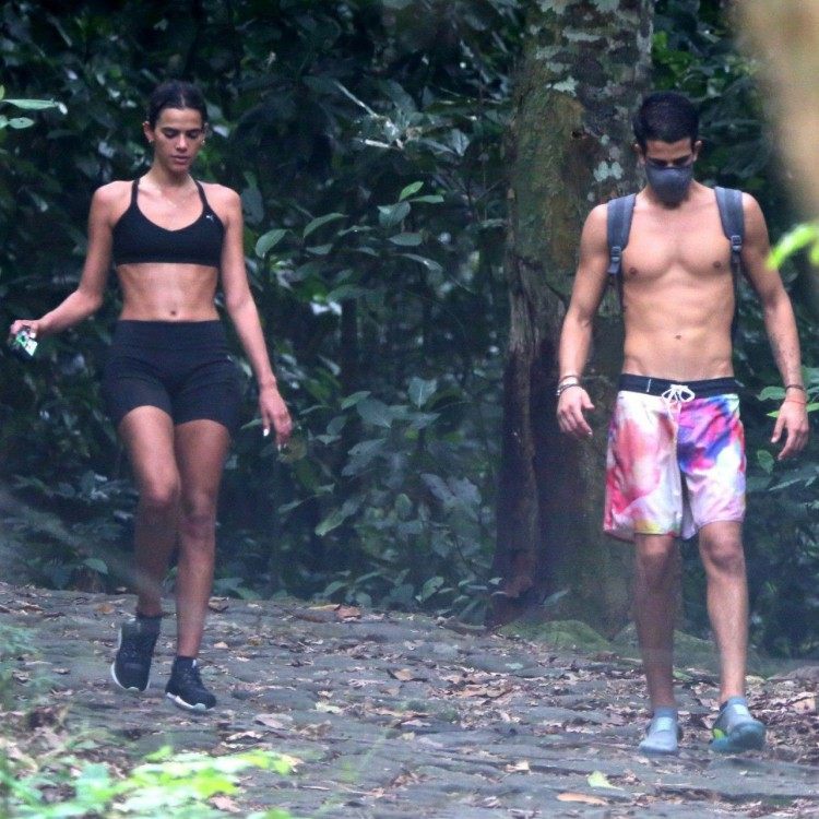 Bruna Marquezine e Enzo Celulari fazem trilha juntos