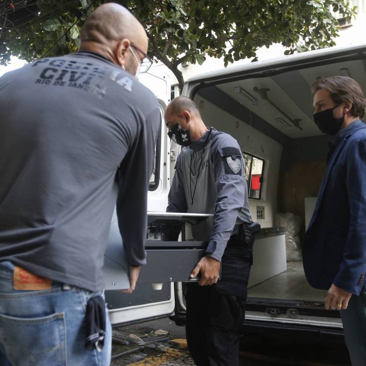 Policial - Agentes da Delegacia de Repressao aos Crimes Contra a Propriedade Imaterial (DRCPIM) prenderam em flagrante nesta sexta-feira (12) o delegado Marcelo Machado, adjunto da 38&ordf; DP (Vista Alegre), sob a suspeita de produzir roupas pirateadas em uma confec&ccedil;ao do Rio. Na foto, Material apreendido no local onde eram produzidos o matrial pirateado, em uma galeria na Rua Santo Afonso, na Tijuca, zona norte do Rio.