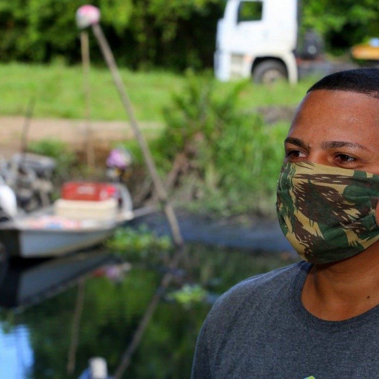 Jorge Nunes precisou elevar o piso de seu bar para evitar inunda&ccedil;&otilde;es do Canal Mag&eacute;