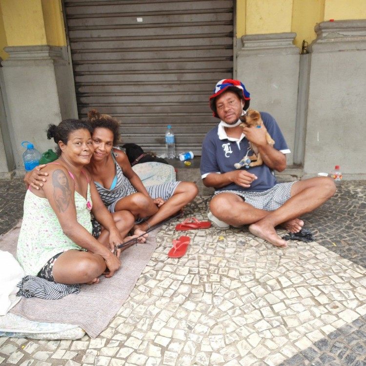 Na esquerda, Edineia Meirelles, ao lado de sua amiga, Amanda da Silva, e do seu companheiro, Luiz Fernando. Os tr&ecirc;s vivem pr&oacute;ximo &agrave;s Barcas, na Pra&ccedil;a XV, no Centro do Rio 