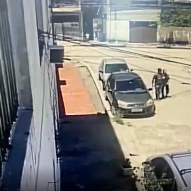 C&acirc;mera flagra suspeitos de matarem policial militar fugindo 