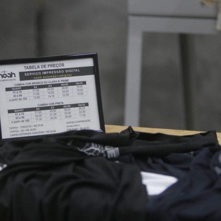 Pol&iacute;cia prende delegado que comandava esquema de pirataria de roupas no Rio