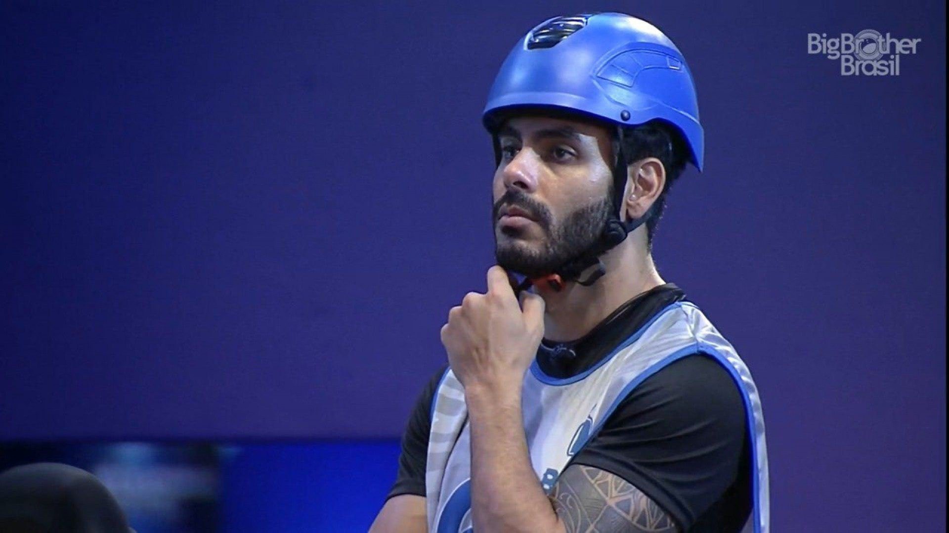 Rodolffo derrubou o objeto quando subia a rampa da passarela - Reprodução/Twitter