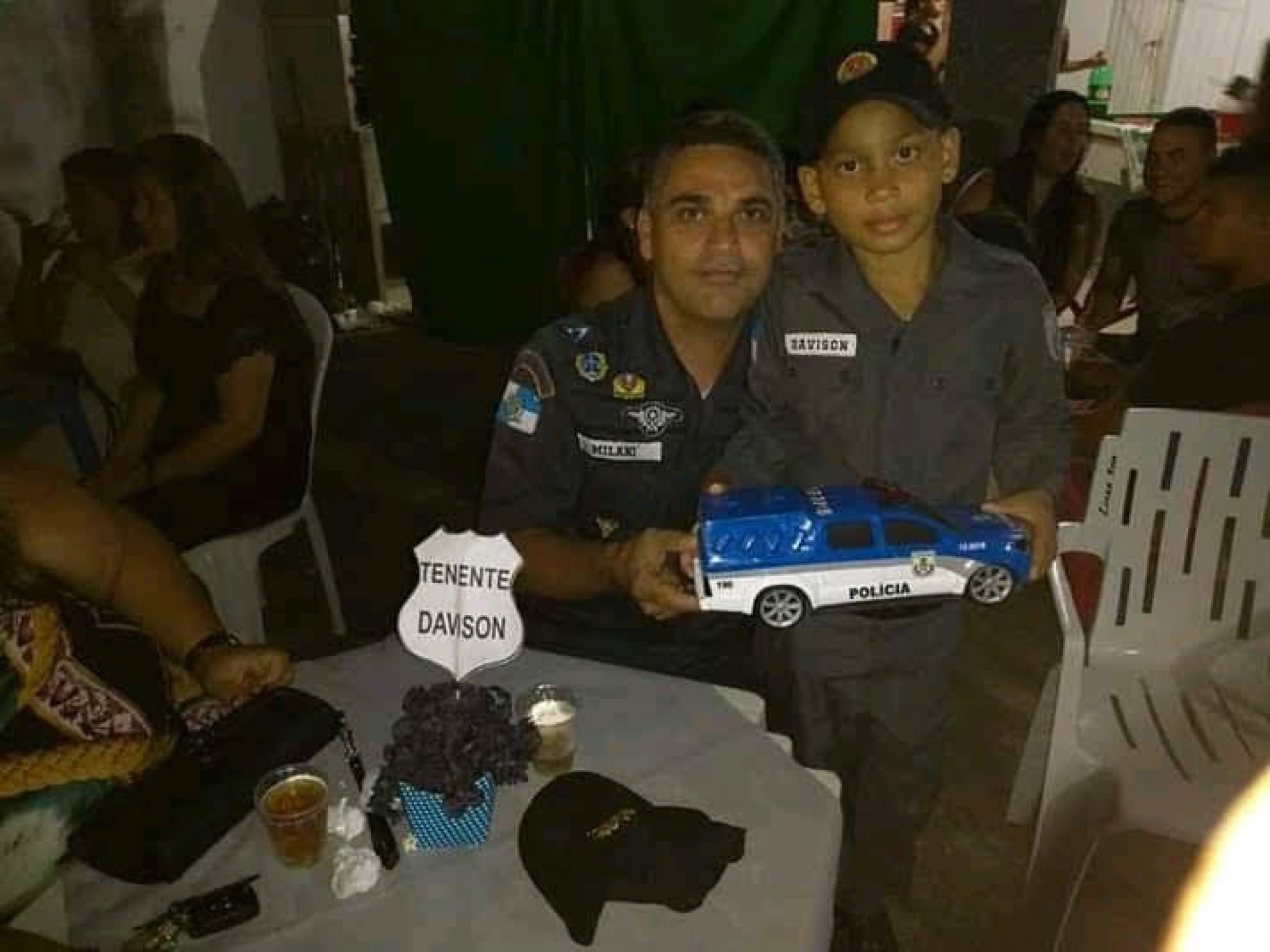 Com o subtenente PM Milani, no anivers&aacute;rio de 8 anos realizado em 2019, na sede social da 2&ordf; Cia do 29&deg; BPM. - Foto: arquivo pessoal/ divulga&ccedil;&atilde;o