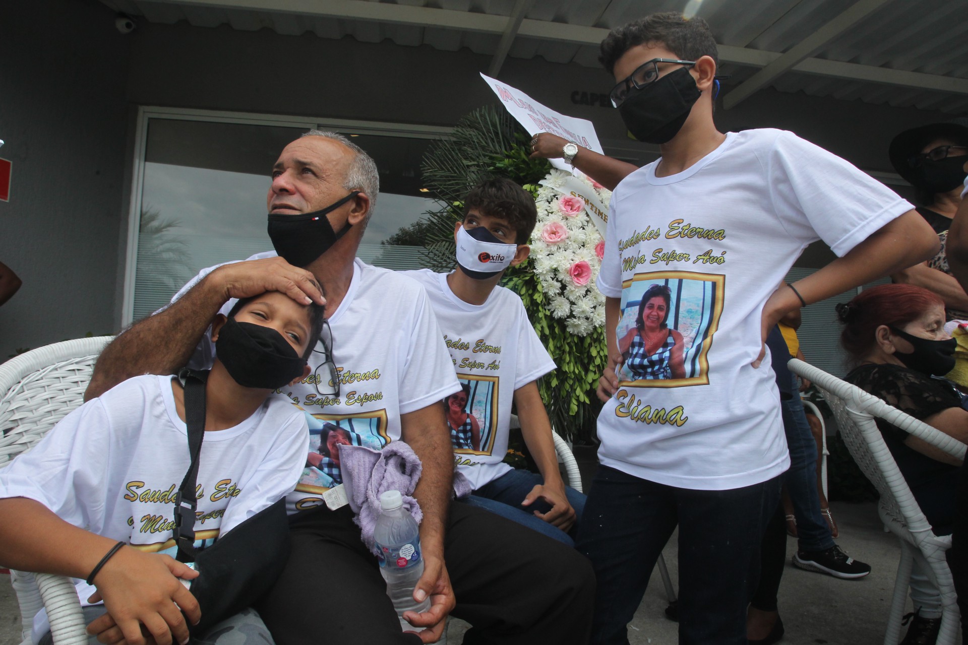 Enterro no Jardim da Saudade de Eliana Almeida de Carvalho, morta em acidente com o BRT. Na foto, o viúvo José Ricardo de Almeida Carvalho - Estefan Radovicz / Agencia O Dia