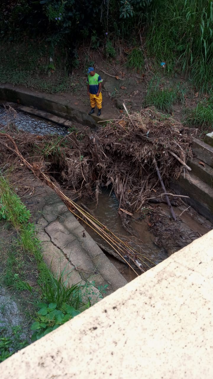 Prefeitura faz força-tarefa para limpeza de bueiros em Volta Redonda - Divulgação/ PMVR