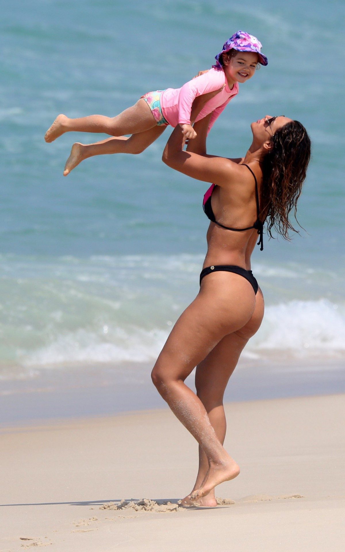 D&eacute;bora Nascimento se diverte com a filha na praia