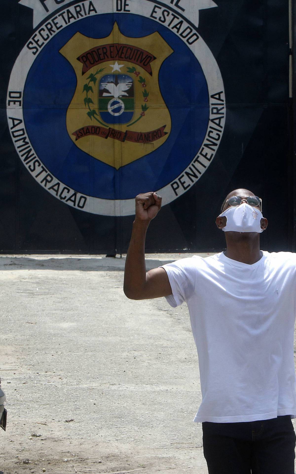 Policia - O musico Vando dos Santos, preso injustamente ha dois anos e sete meses, em Nova Igua&ccedil;u, na Baixada Fluminense, deixou o presidio Evaristo de Moraes, em Sao Cristovao, zona norte do Rio, na manha de hje. O pagodeiro e acusado de latrocinio, mas os familiares contam que no momento do crime ele tocava em uma casa de shows. Na foto, Na foto, Vando dos Santos Bernardo.