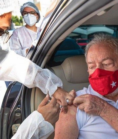 Lula sendo vacinado em São Bernardo do Campo, São Paulo em 13/3/2021