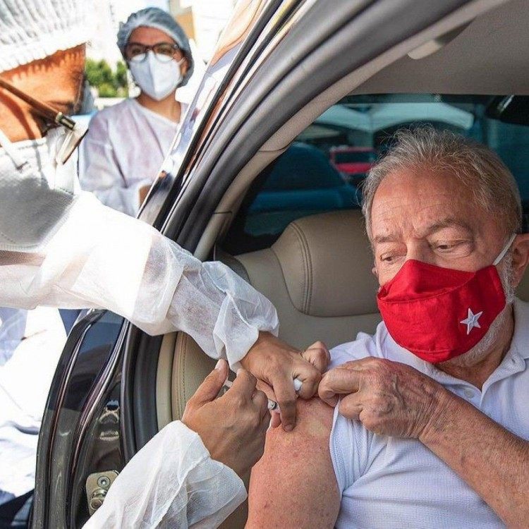 Lula sendo vacinado em São Bernardo do Campo, São Paulo em 13/3/2021