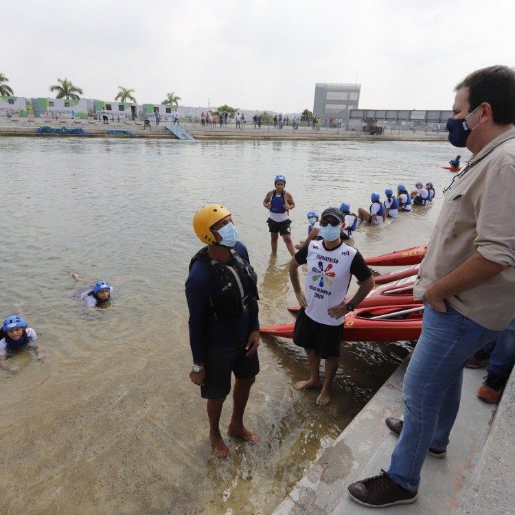 O prefeito do Rio, Eduardo Paes compareceu a inaugura&ccedil;&atilde;o da escolinha de canoagem do Parque Ol&iacute;mpico de Deodoro, na manh&atilde; deste s&aacute;bado (13)